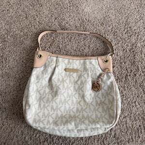 Michael Kors Bedford Large Signature Convertible Shoulder Bag in Vanilla/Acorn